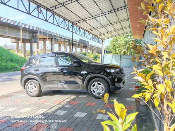 Free self-parking - Cloud9 Airport Hotel (Aluva)