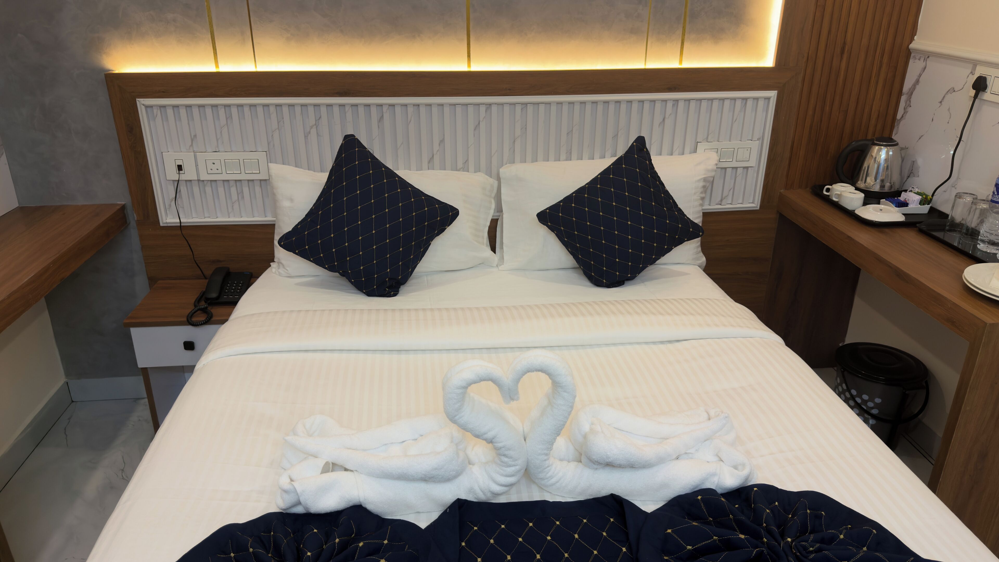 Escritorio y espacio para trabajar con laptop 