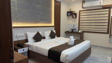 Deluxe Double Room | Desk, laptop workspace, soundproofing, iron/ironing board