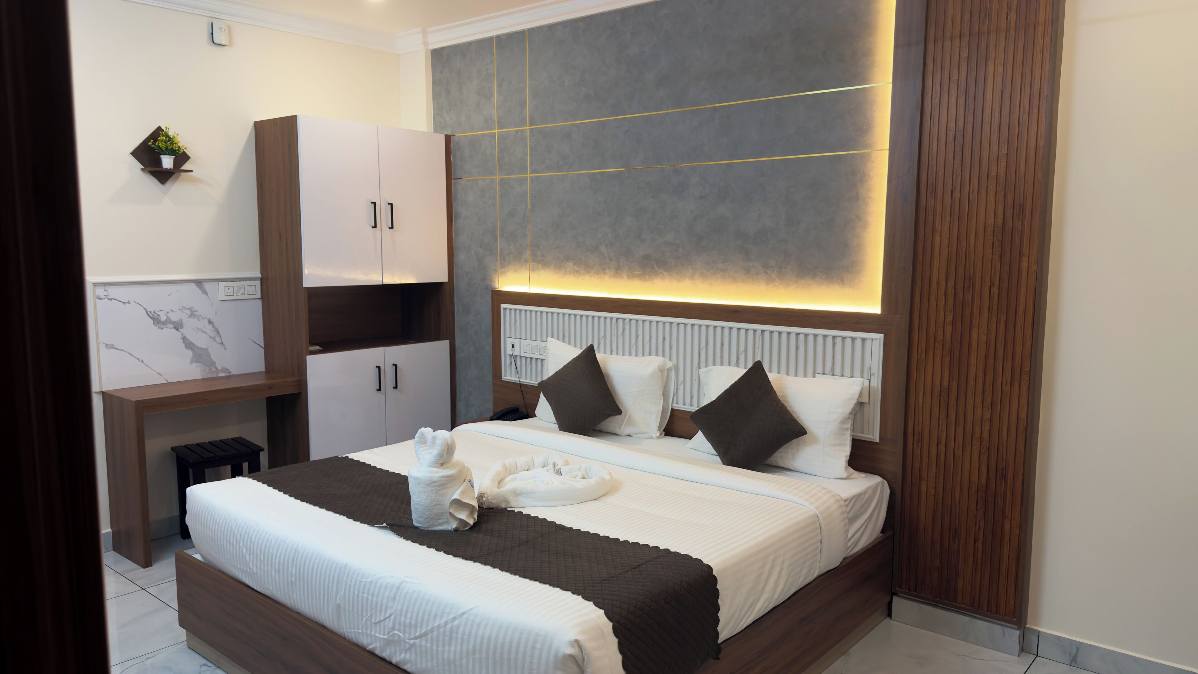 Deluxe Double Room | Desk, laptop workspace, soundproofing, iron/ironing board