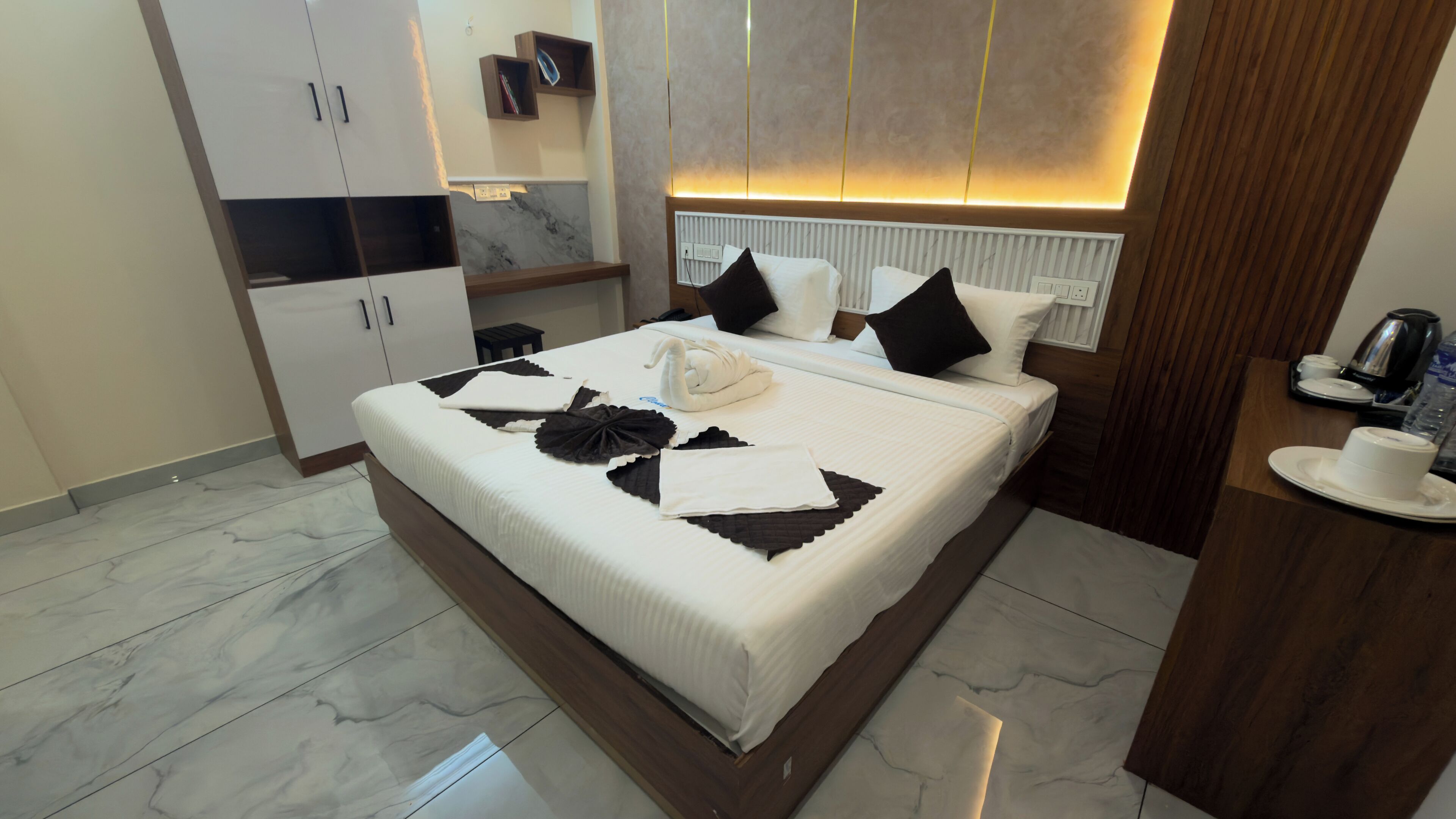 Deluxe-Doppelzimmer | Schreibtisch, laptopgeeigneter Arbeitsplatz, schallisolierte Zimmer