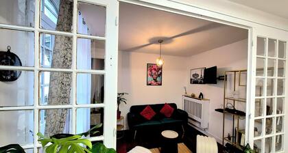 House with fenced exterior and garage 2 steps from the spa. 2 adults/1 child