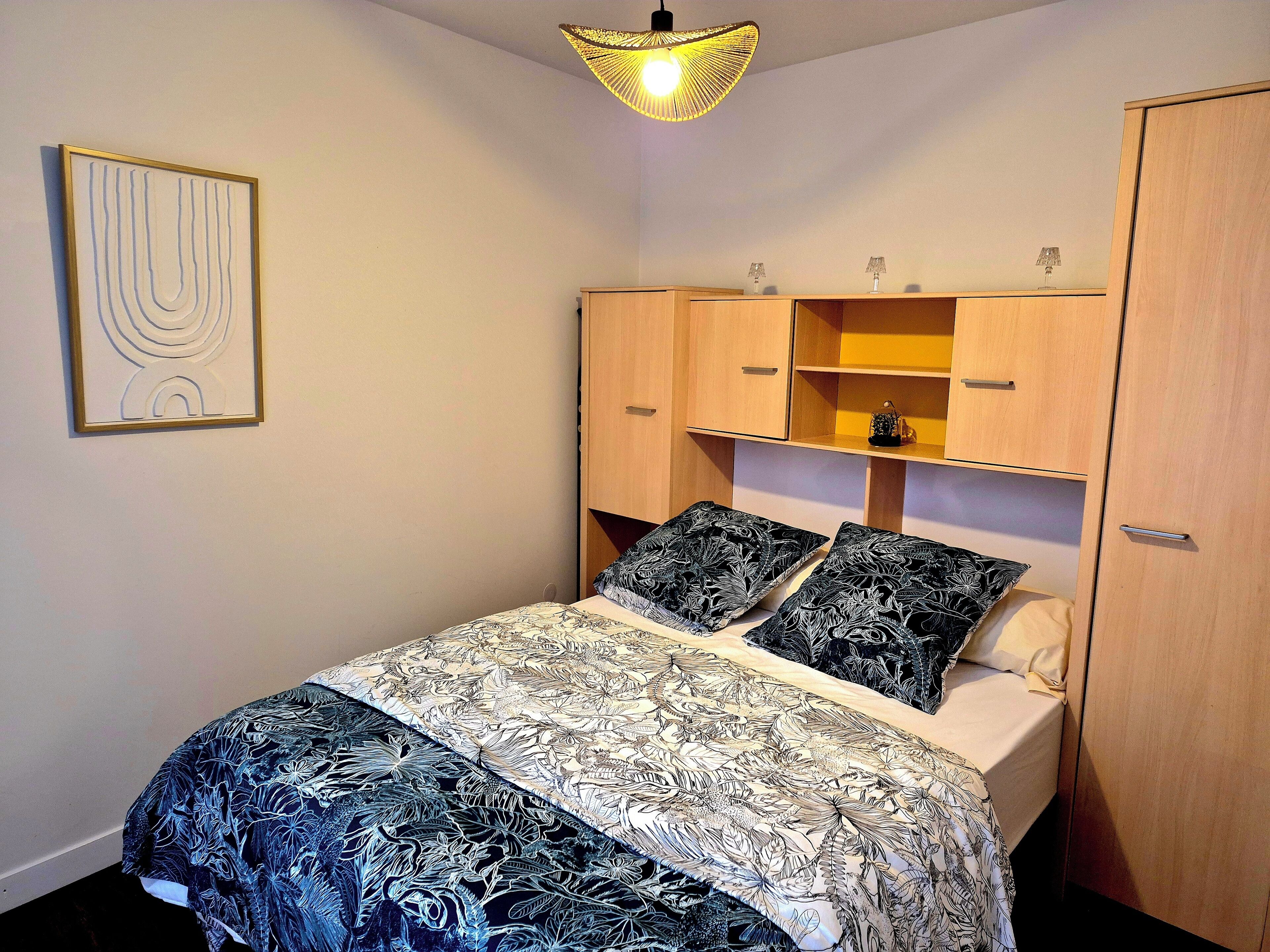 アイロン / アイロン台、WiFi (無料)、ベッドシーツ