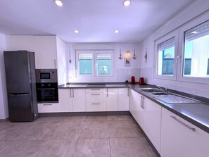 Kühlschrank, Mikrowelle, Ofen, Geschirrspüler