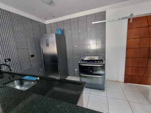 Refrigerador, microondas, parrilla de estufa y tetera eléctrica