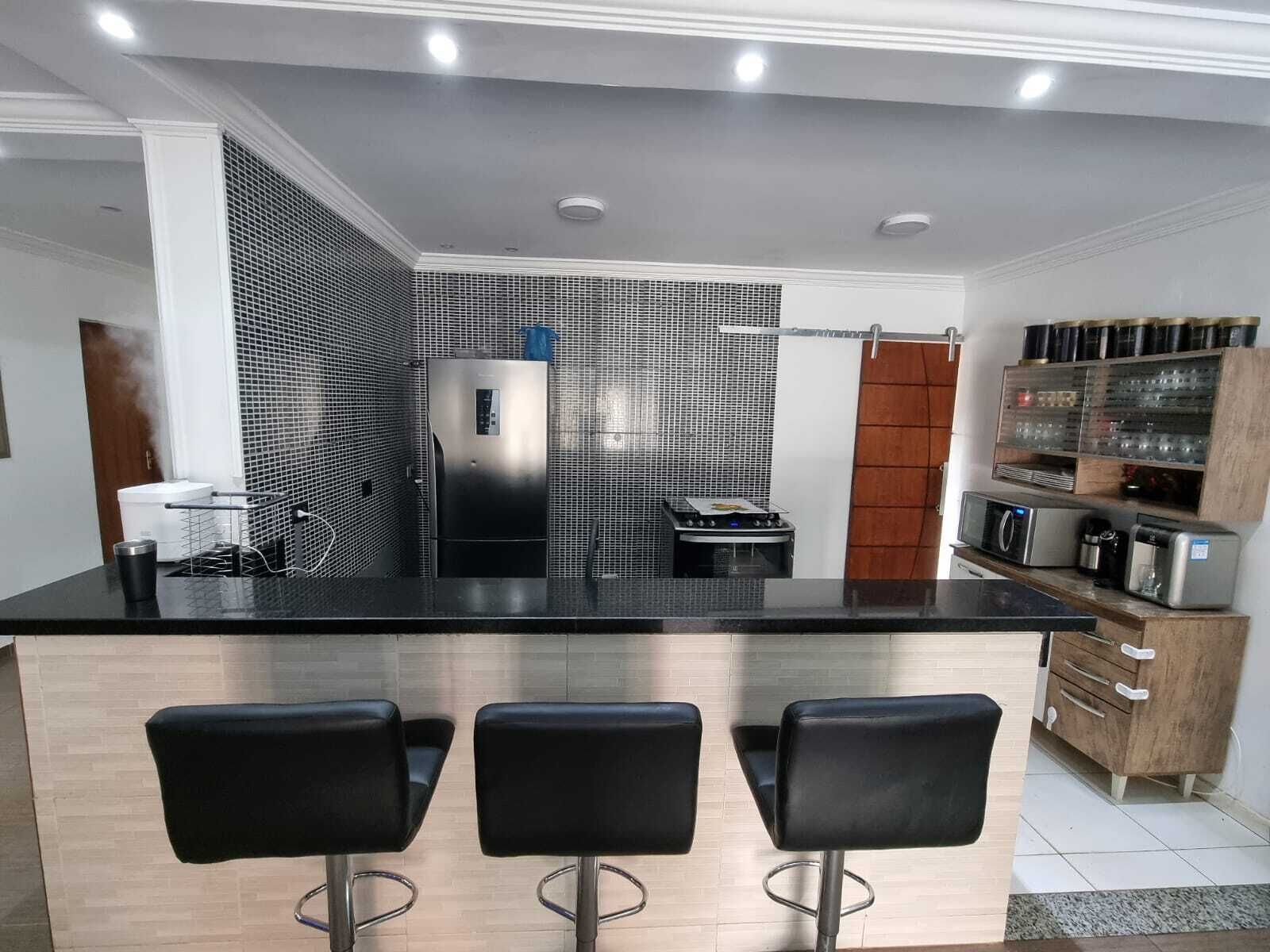 Geladeira, micro-ondas, cooktop, chaleira elétrica