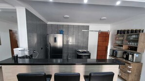冷蔵庫、電子レンジ、コンロ、電気ポット