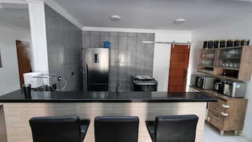 Geladeira, micro-ondas, cooktop, chaleira elétrica