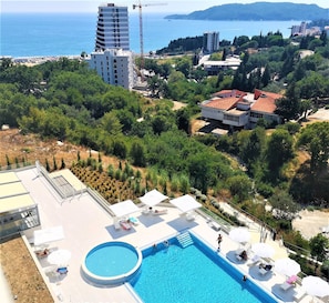 Seasonal outdoor pool, open 9:00 AM to 8:00 PM, pool umbrellas - Status Apartments 100 (Becici)