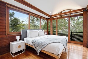 Desk, iron/ironing board, free WiFi, bed sheets - The Tree House, Cottage Point - Back to Nature. Peaceful, Tranquil, Lush (Cottage Point)