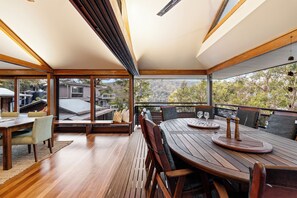 Outdoor dining - The Tree House, Cottage Point - Back to Nature. Peaceful, Tranquil, Lush (Cottage Point)