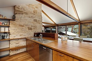 Fridge, microwave, oven, stovetop - The Tree House, Cottage Point - Back to Nature. Peaceful, Tranquil, Lush (Cottage Point)