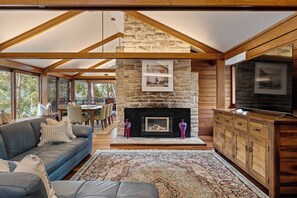 Smart TV, fireplace, offices - The Tree House, Cottage Point - Back to Nature. Peaceful, Tranquil, Lush (Cottage Point)