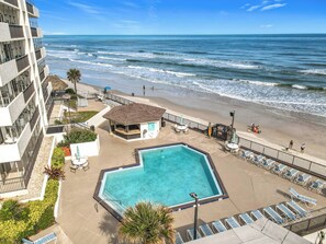 A heated pool - Unwind in this beautifully designed 1BR Sandpoint condo in Daytona Shores, where each evening ends with stunning sunset views over the Intracoastal. Just steps from the beach, it’s the perfect place to relax, recharge, and enjoy coastal living. (Daytona Shores)