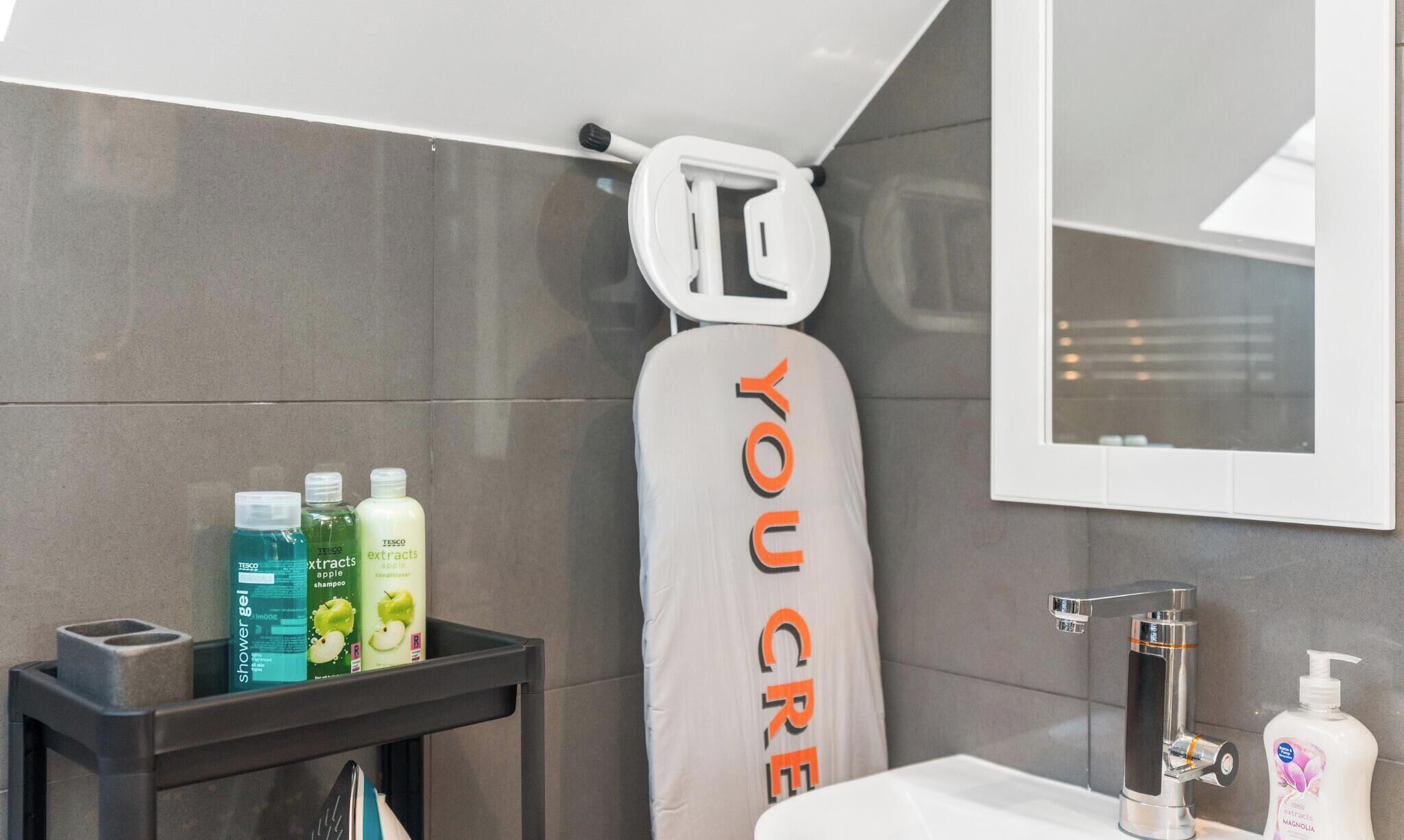 Chuveiro, secador de cabelo, toalhas de banho, sabonete