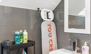 Chuveiro, secador de cabelo, toalhas de banho, sabonete