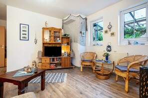 TV, DVD player, stereo - Apartment 'Ferienwohnung Mit Maritimen Flair' with Private Terrace and Wi-Fi (Lohme)