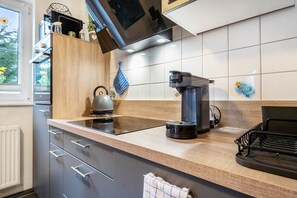 Fridge, microwave, oven, stovetop - Apartment 'Ferienwohnung Mit Maritimen Flair' with Private Terrace and Wi-Fi (Lohme)