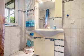 Shower, free toiletries, hair dryer, towels - Apartment 'Ferienwohnung Mit Maritimen Flair' with Private Terrace and Wi-Fi (Lohme)