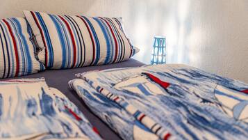 Tabla de planchar con plancha, wifi y ropa de cama