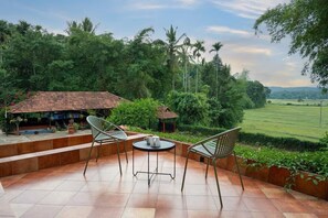 Outdoor dining - Stay in a 150-year-old heritage estate surrounded by coffee and paddy farms. (Panamaram)