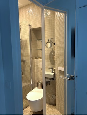Hair dryer, towels, toilet paper - ILE ST LOUIS BEAUTIFUL STUDIO at 3 mn from Notre Dame (Paris)