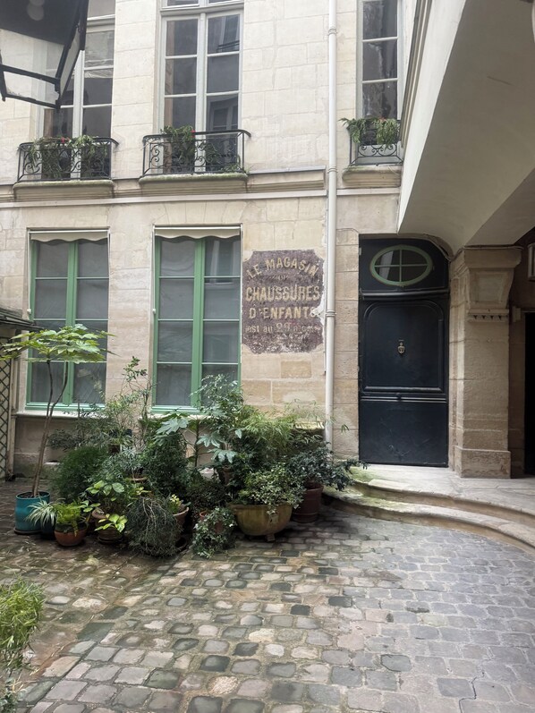 Exterior detail - ILE ST LOUIS BEAUTIFUL STUDIO at 3 mn from Notre Dame (Paris)