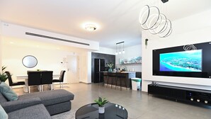 Living area - Michelangelo Kinneret Family Apartment (Ramat Negev)