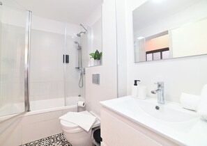 Hair dryer, shampoo, toilet paper - Michelangelo Kinneret Family Apartment (Ramat Negev)