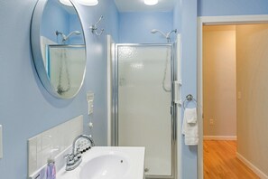 Hair dryer, towels - Unbeatable Downtown Location! Bar Harbor Apt (Bar Harbor)