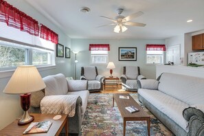 TV - Unbeatable Downtown Location! Bar Harbor Apt (Bar Harbor)