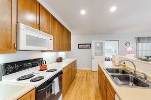 Fridge, microwave, stovetop, dishwasher