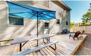 Outdoor dining - Unbeatable Downtown Location! Bar Harbor Apt (Bar Harbor)