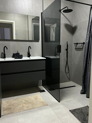 Douche, sèche-cheveux, serviettes fournies, savon
