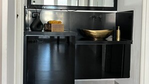 A modern kitchen with a black countertop, a gold bowl, and a black cabinet. - New York meets Hergla! Fantastic modern vacation apartment near the beach (Hergla)