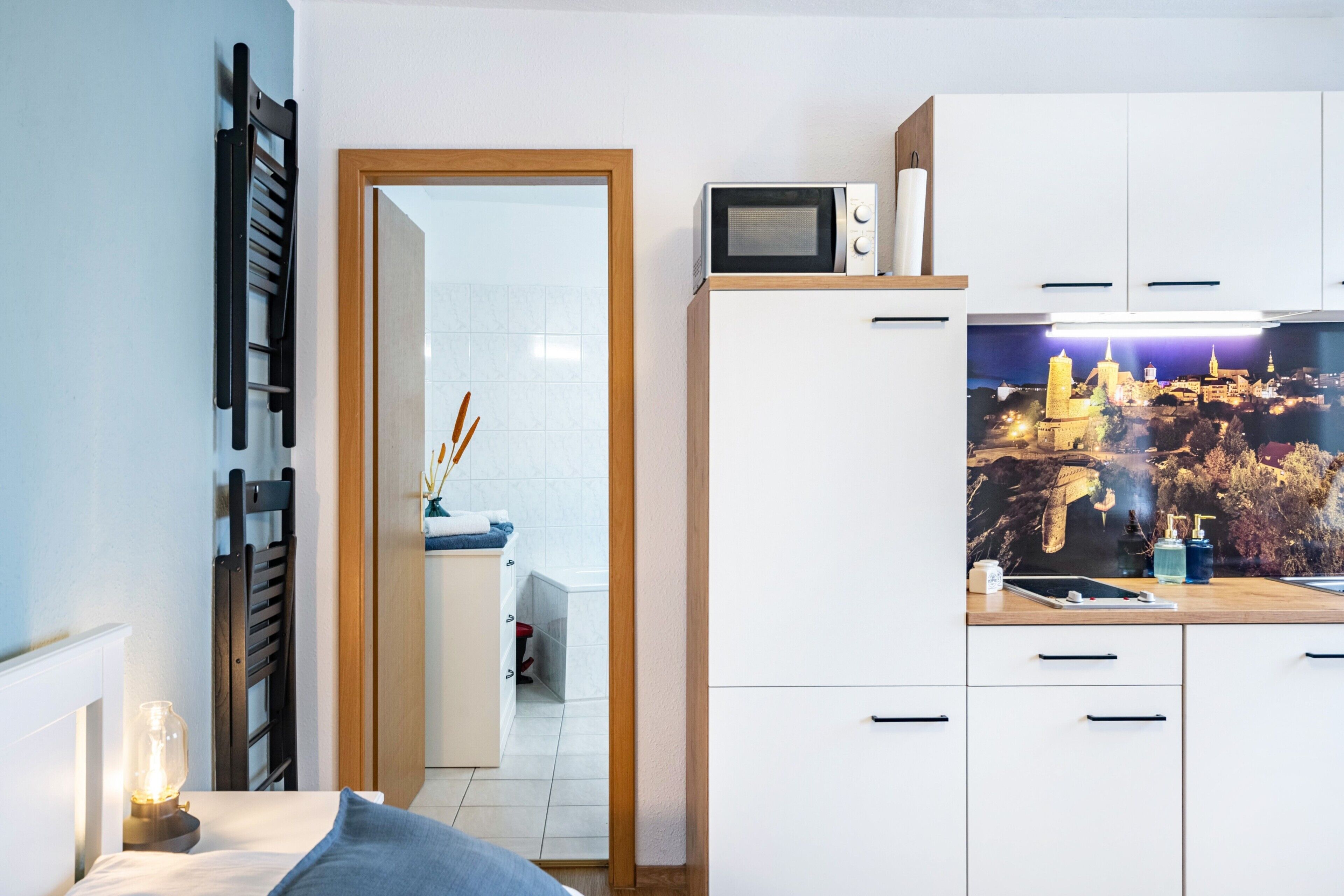 Kühlschrank, Mikrowelle, Herdplatte, Wasserkocher mit Kaffee-/Teezubehör