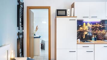 Kühlschrank, Mikrowelle, Herdplatte, Wasserkocher mit Kaffee-/Teezubehör
