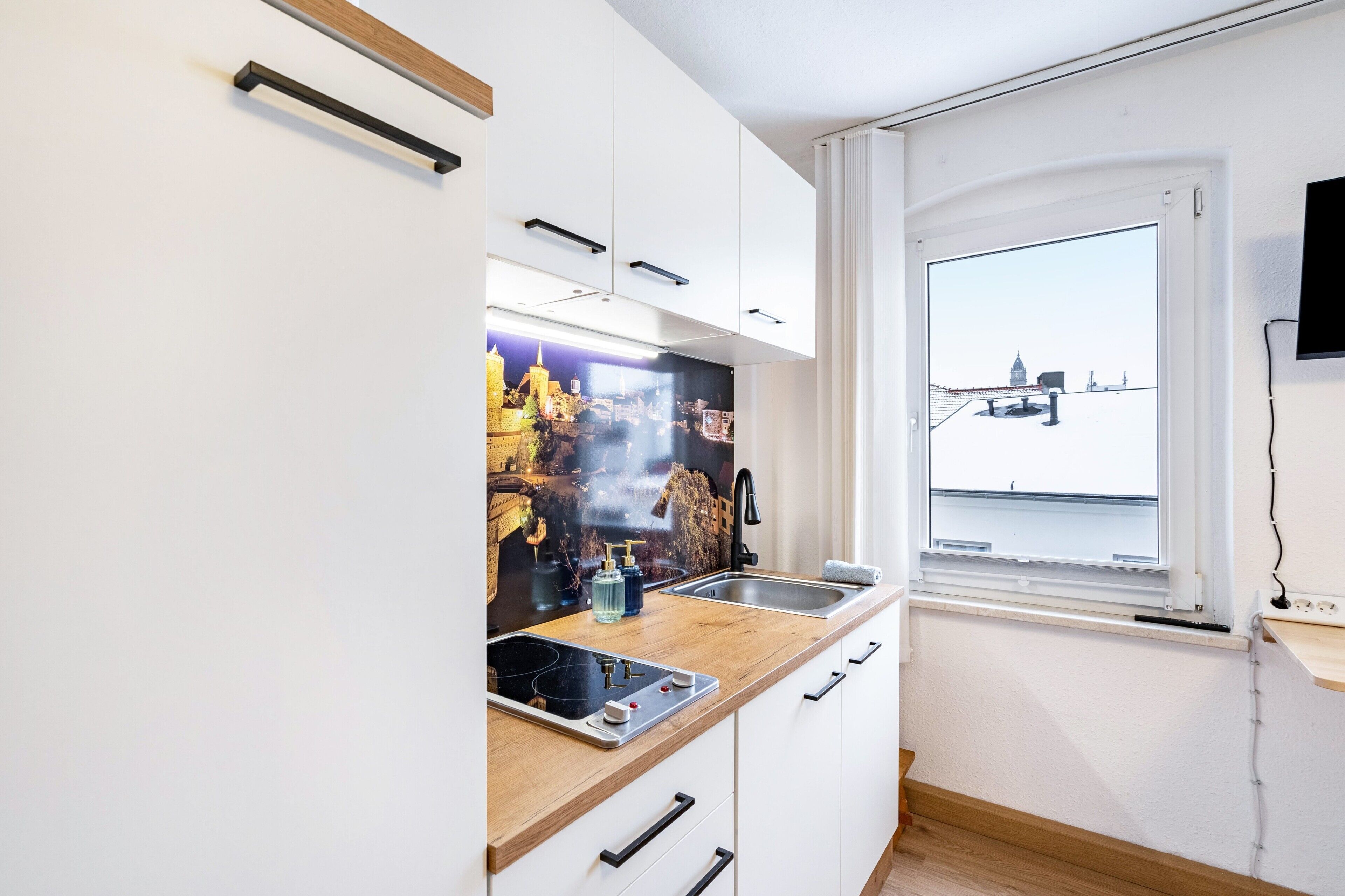 Refrigerador, microondas, placa de cocina, cafetera/tetera