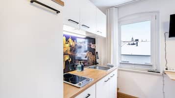 Kühlschrank, Mikrowelle, Herdplatte, Wasserkocher mit Kaffee-/Teezubehör