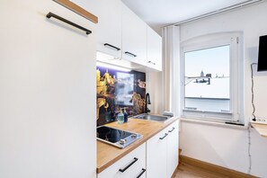 Frigorífico, microondas, placa de cocina y cafetera o tetera