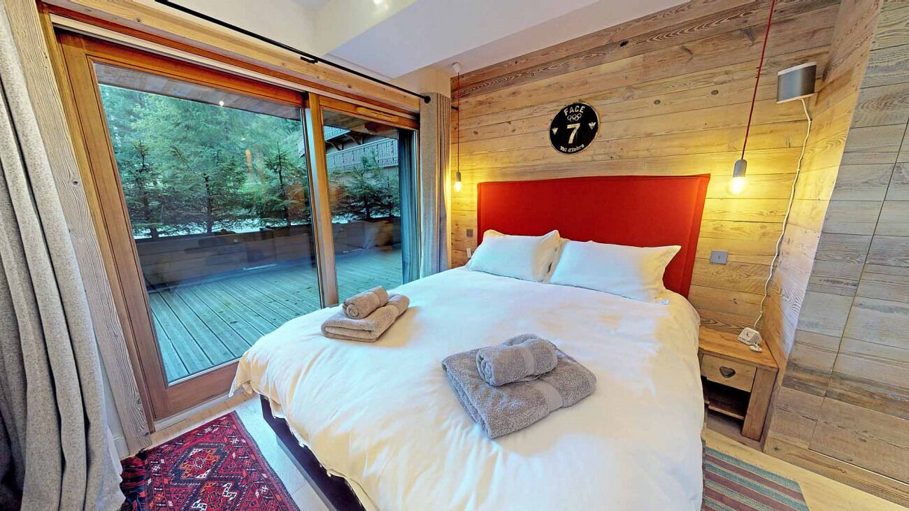 Tabla de planchar con plancha, wifi y ropa de cama 