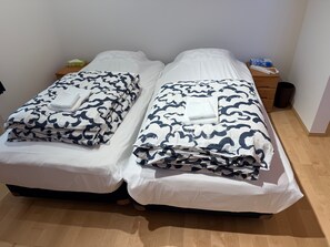 Tabla de planchar con plancha, internet y ropa de cama 