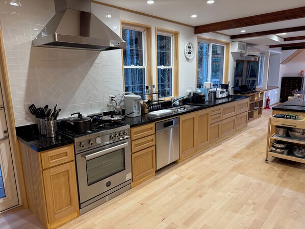 Private kitchen - Piccolo Mondo - Beautiful 7 bedroom lodge in lovely Yamanakako - BBQ/Onsen Bath (Minamitsuru District)