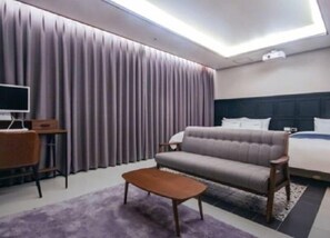 Habitación familiar con 2 camas individuales | Escritorio, espacio para trabajar con laptop y cortinas blackout 