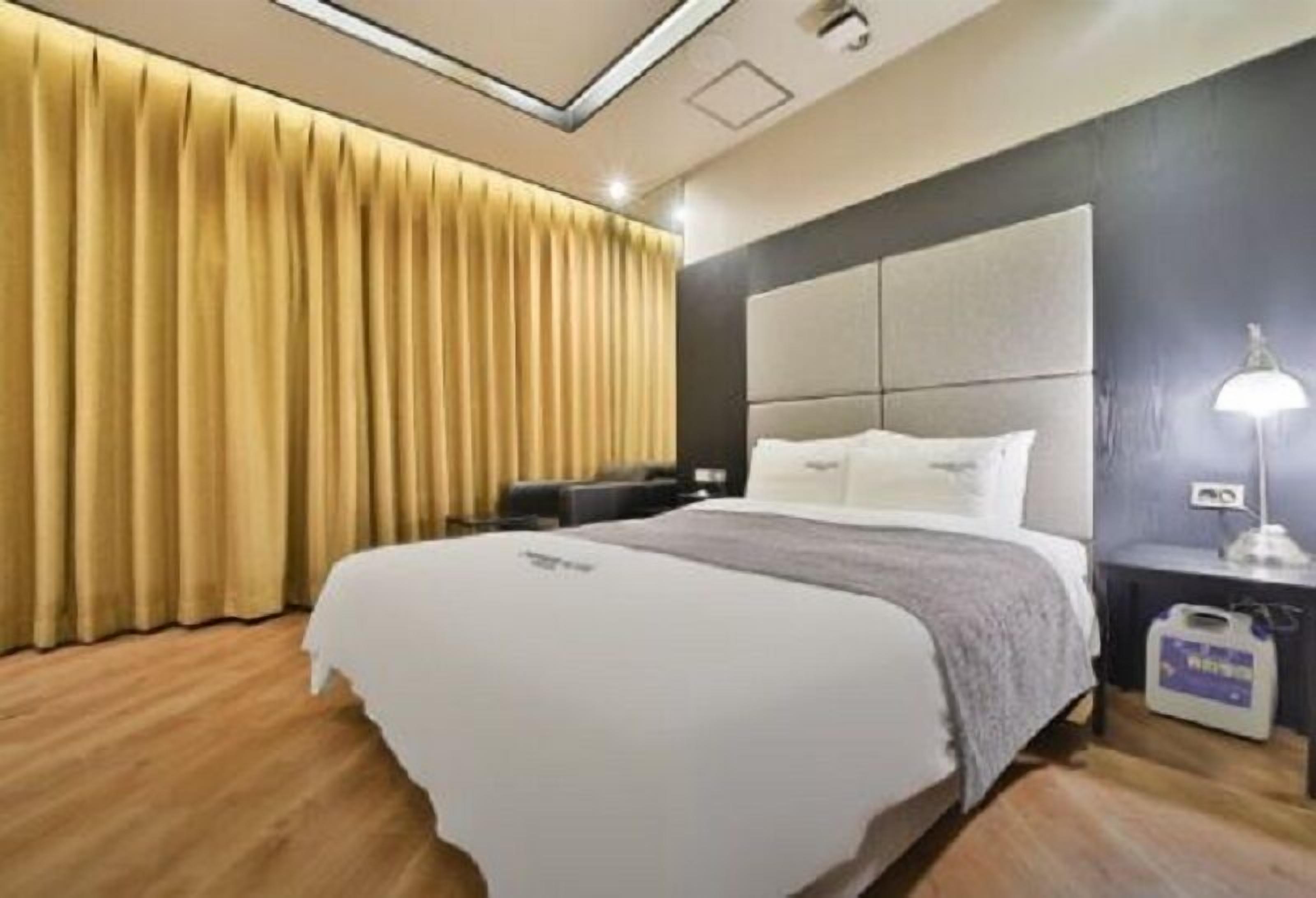 Escritorio, espacio para trabajar con laptop y cortinas blackout 