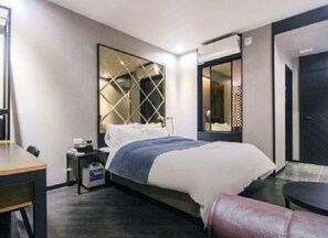 Escritorio, espacio para trabajar con laptop y cortinas blackout 