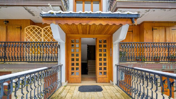 A traditional wooden building with a covered entrance, metal railings, and a snow-covered ground. - Casa D`Amato - Roccaraso (Roccaraso)