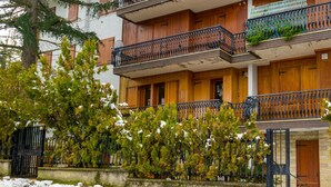 A multi-story building with wooden balconies and a stone facade. - Casa D`Amato - Roccaraso (Roccaraso)