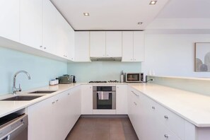 Fridge, microwave, oven, stovetop - Portview | 3BR King Beds + Balcony & Port Views (Fremantle)