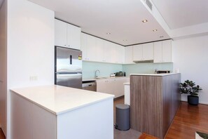 ثلاجة، ميكروويف، فرن، موقد طهي مسطح